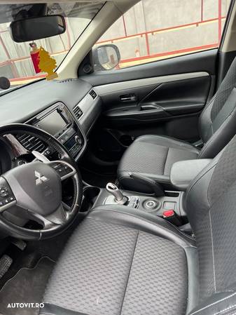 Mitsubishi Outlander 2.0 4WD Plug-In Hybrid - 7