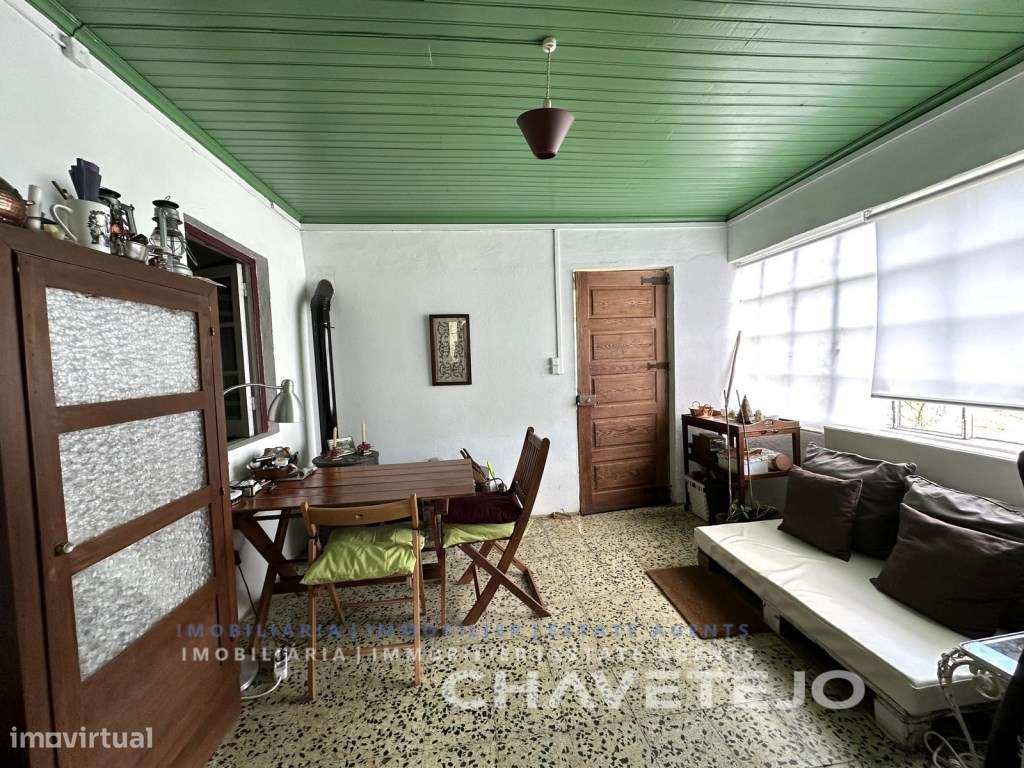 Quintinha com duas casas de campo e uma arrecadação a cerca de 4 km...-18