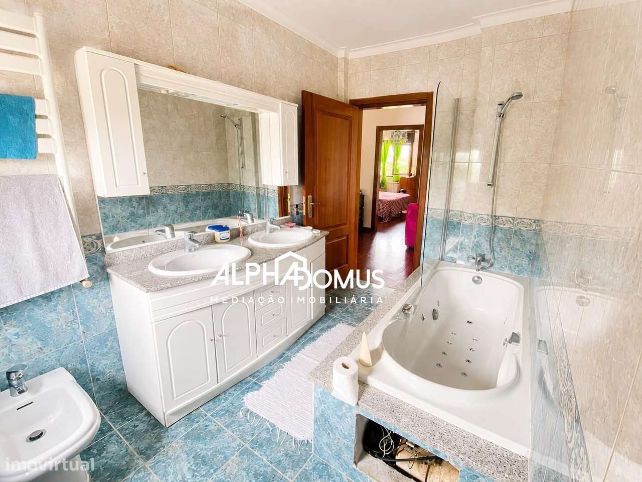 Moradia T4 com Suite, Sotão, Garagem e Espaço Exterior em Valença-10