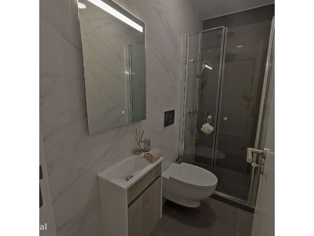 Apartamento T3 Renovado com Varanda em Benfica-7