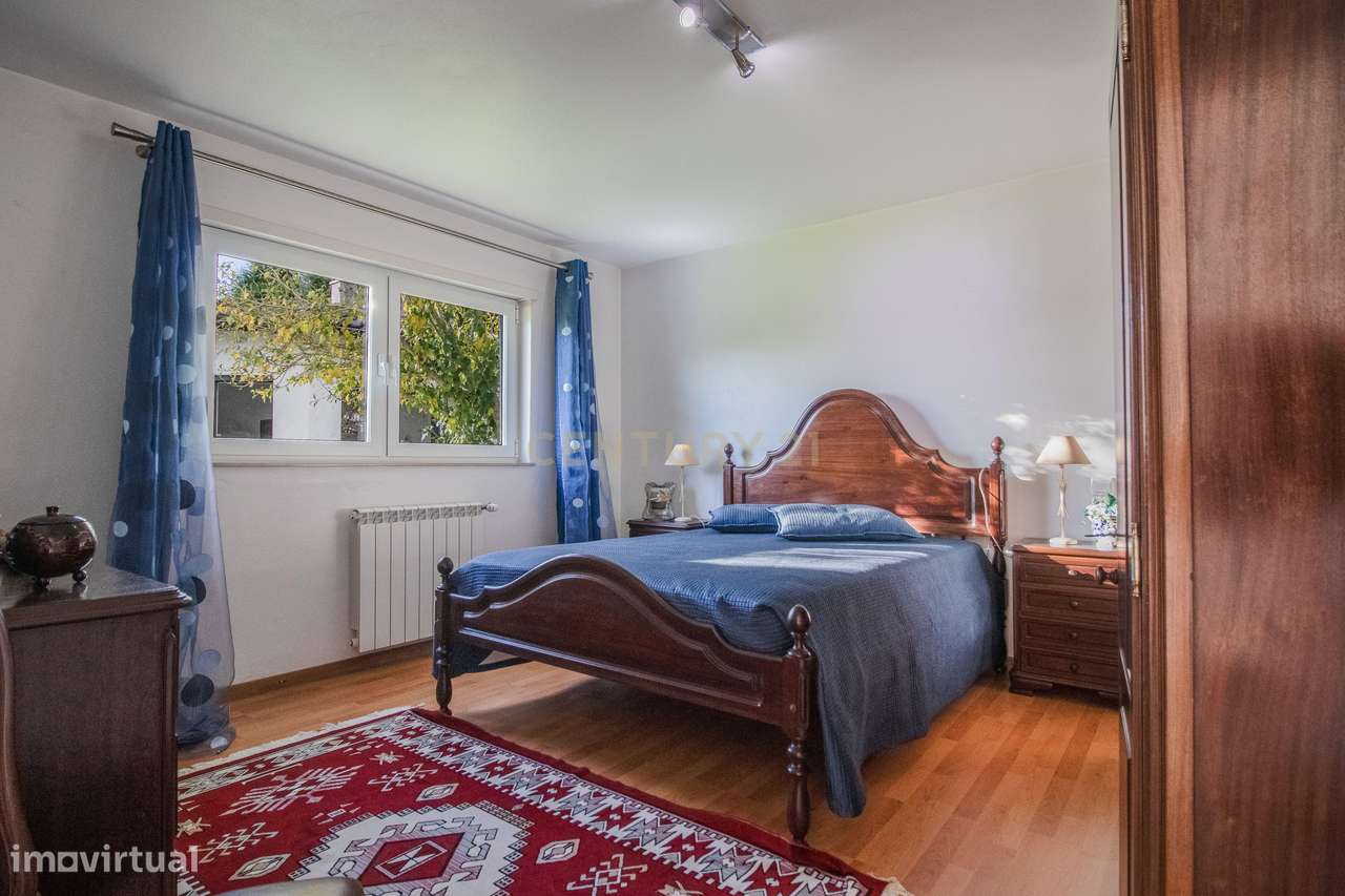 Moradia com piscina, terreno e anexos em Vieira de Leiria e a 2km da p-31