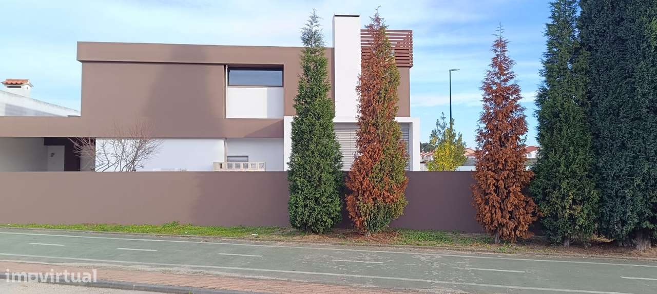 Moradia T4 Isolada na Urbanização do Bonito – Entroncamento - Grande imagem: 4/54