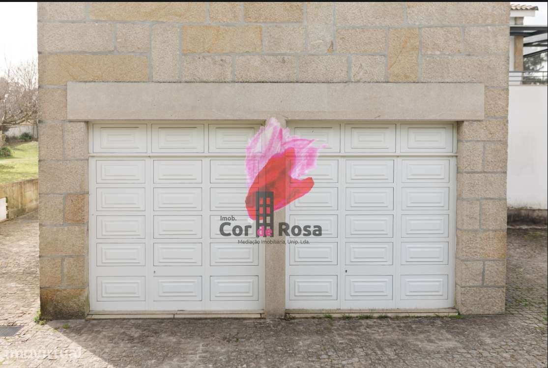 Casa Independente T4 + 2 com Piscina em Localização Privilegiada-30