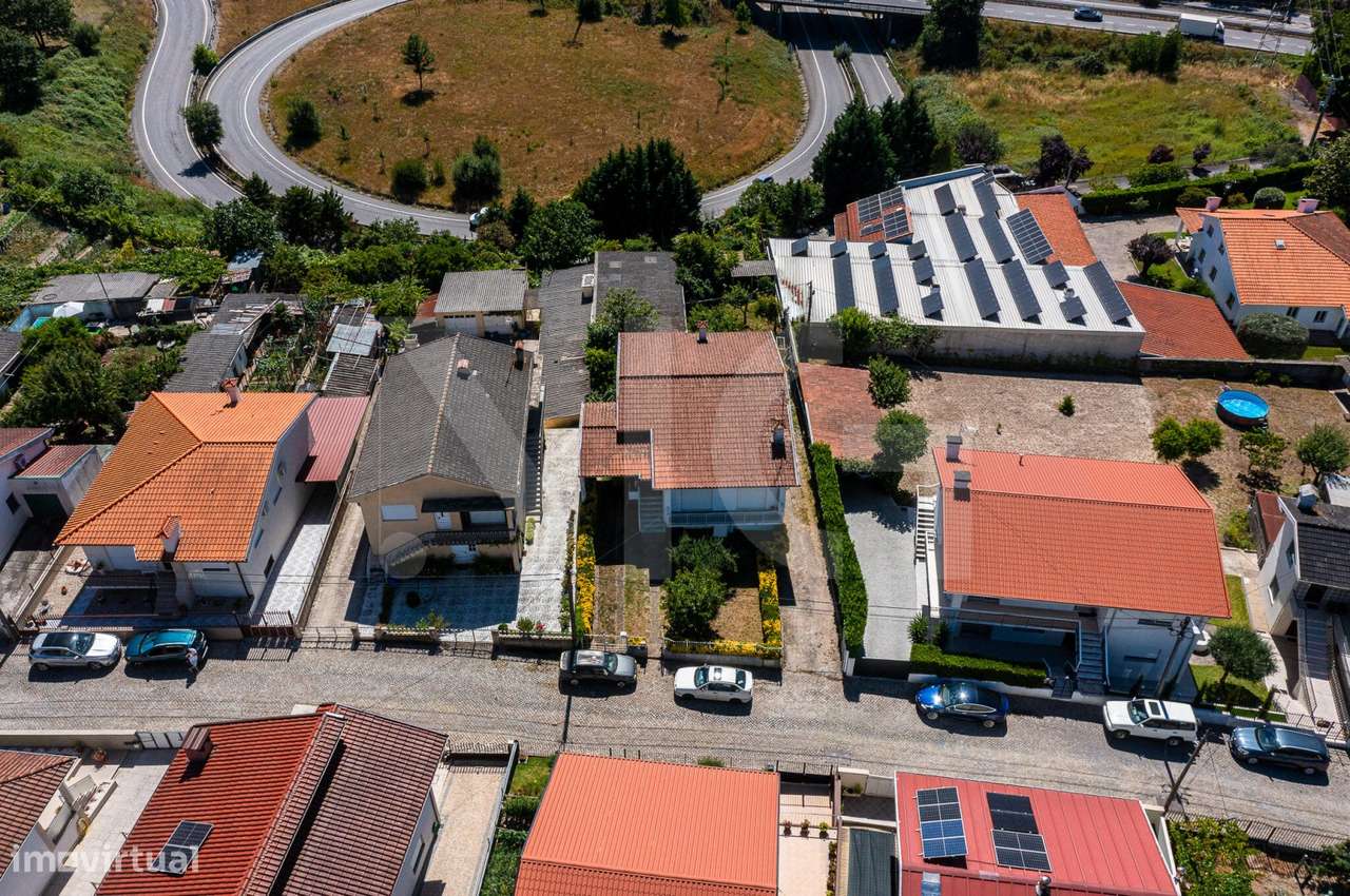 Moradia T3 com Jardim, Armazém e Terreno de 622 m² em Santo Tirso-35