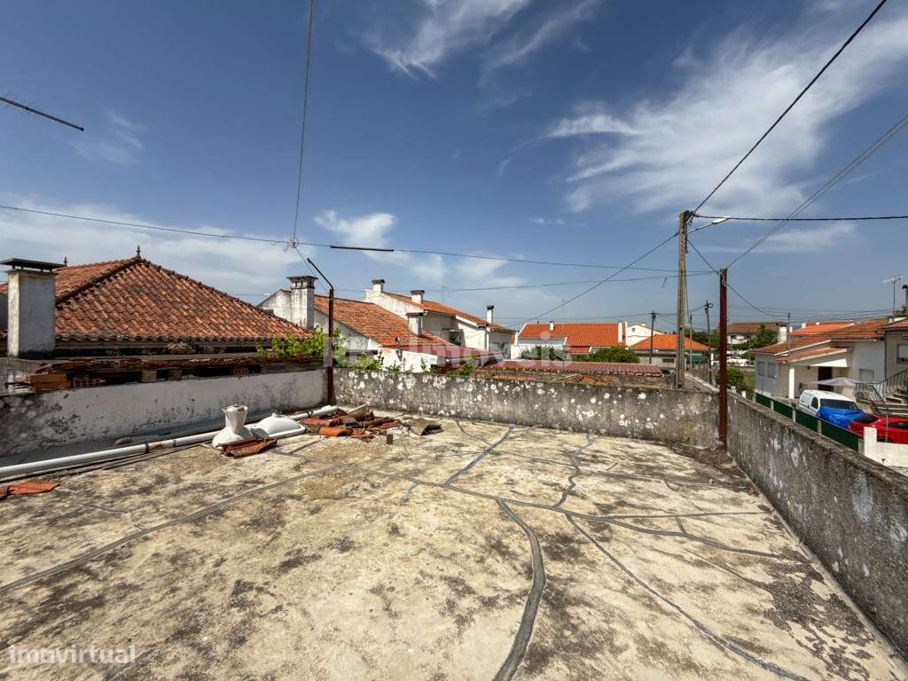 Moradia T3 com espaço exterior no centro de Vila Nova da Barquinha-49