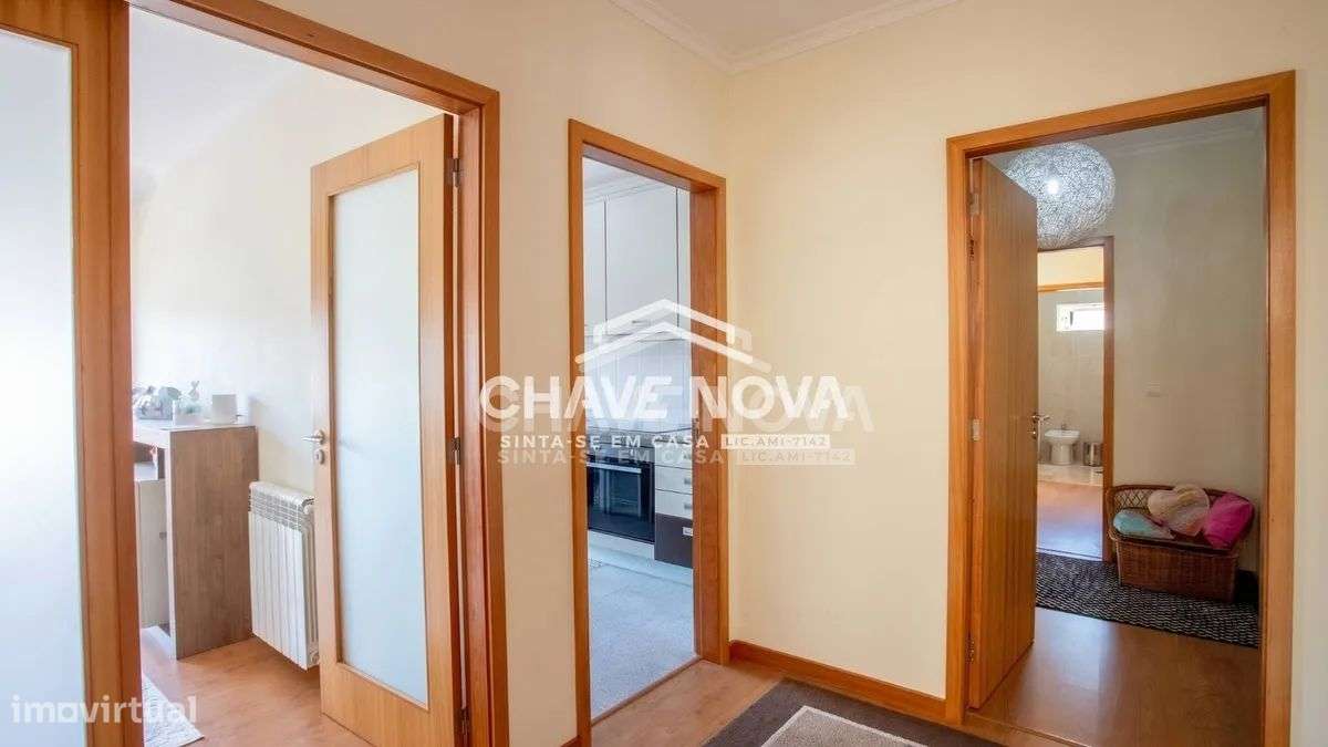Apartamento T2, em Pedroso, com duas varandas, garagem e arrumos-11