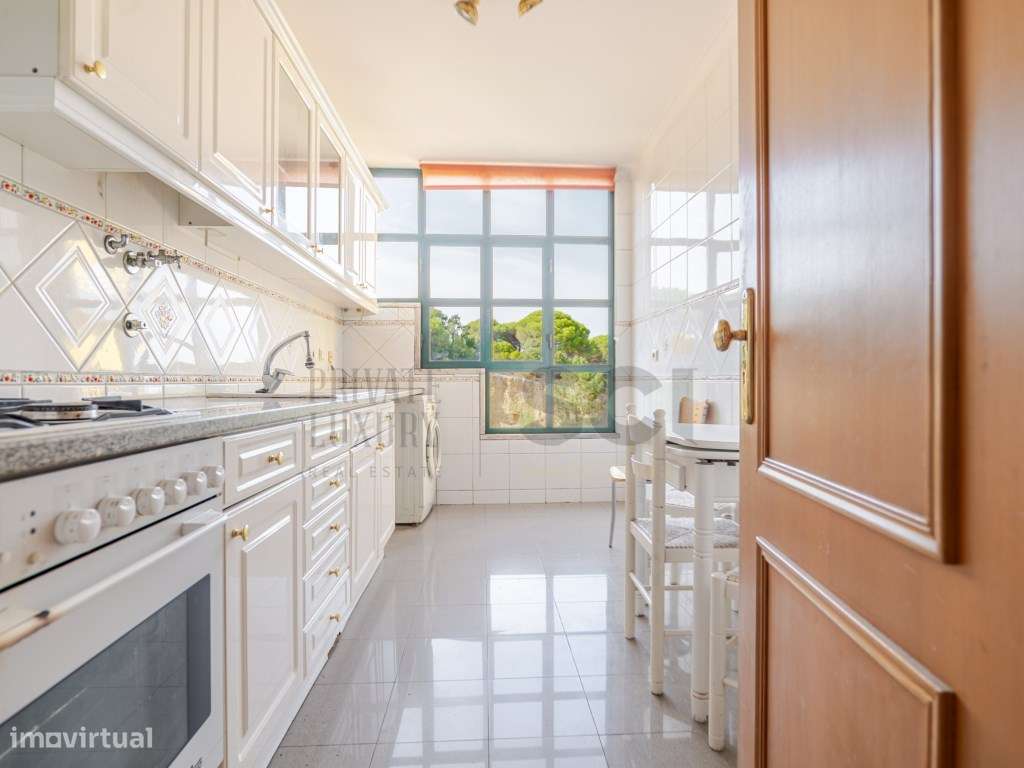 Apartamento T3 Parque da Paz Almada Arrecadação e Varandas-0