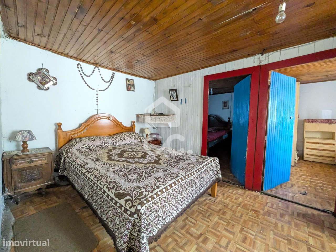 Oportunidade Única: Moradia para Restauro com Grande Potencial-48