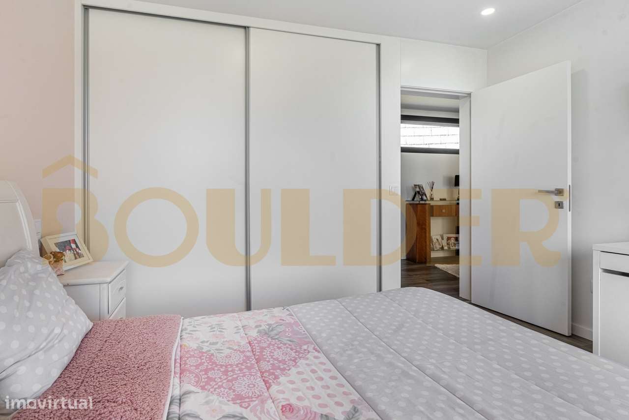 Moradia Térrea T4 de Arquitetura Moderna com Piscina-9