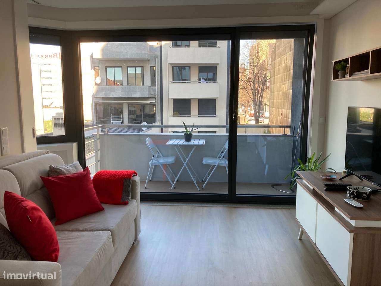 Apartamento T1 mobilado na Avenida da Boavista com lugar de garagem - Grande imagem: 2/13