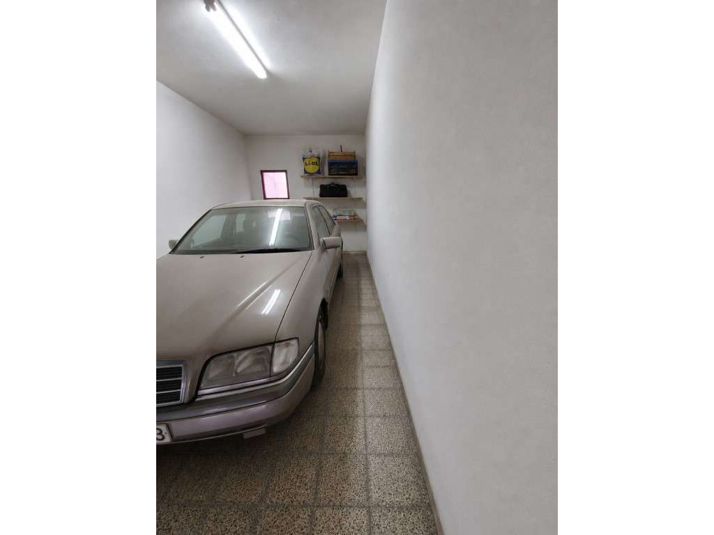 Moradia com 232 m², terreno de 630 m², piso inferior ao nível do ja...-23