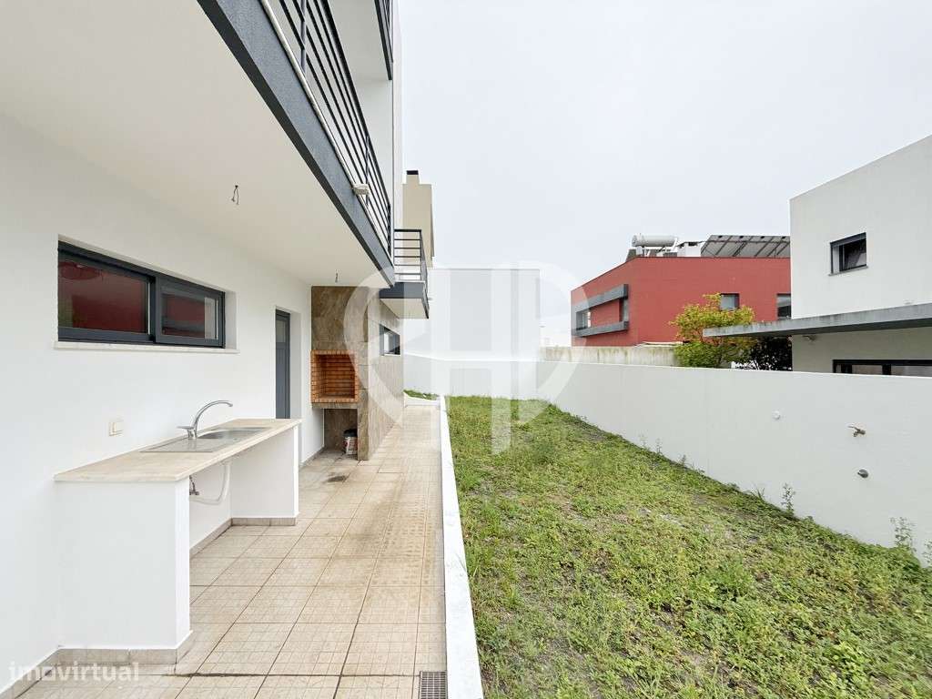 Exclusiva Moradia T5 de Arquitetura Contemporânea em Almada - Feijó-56