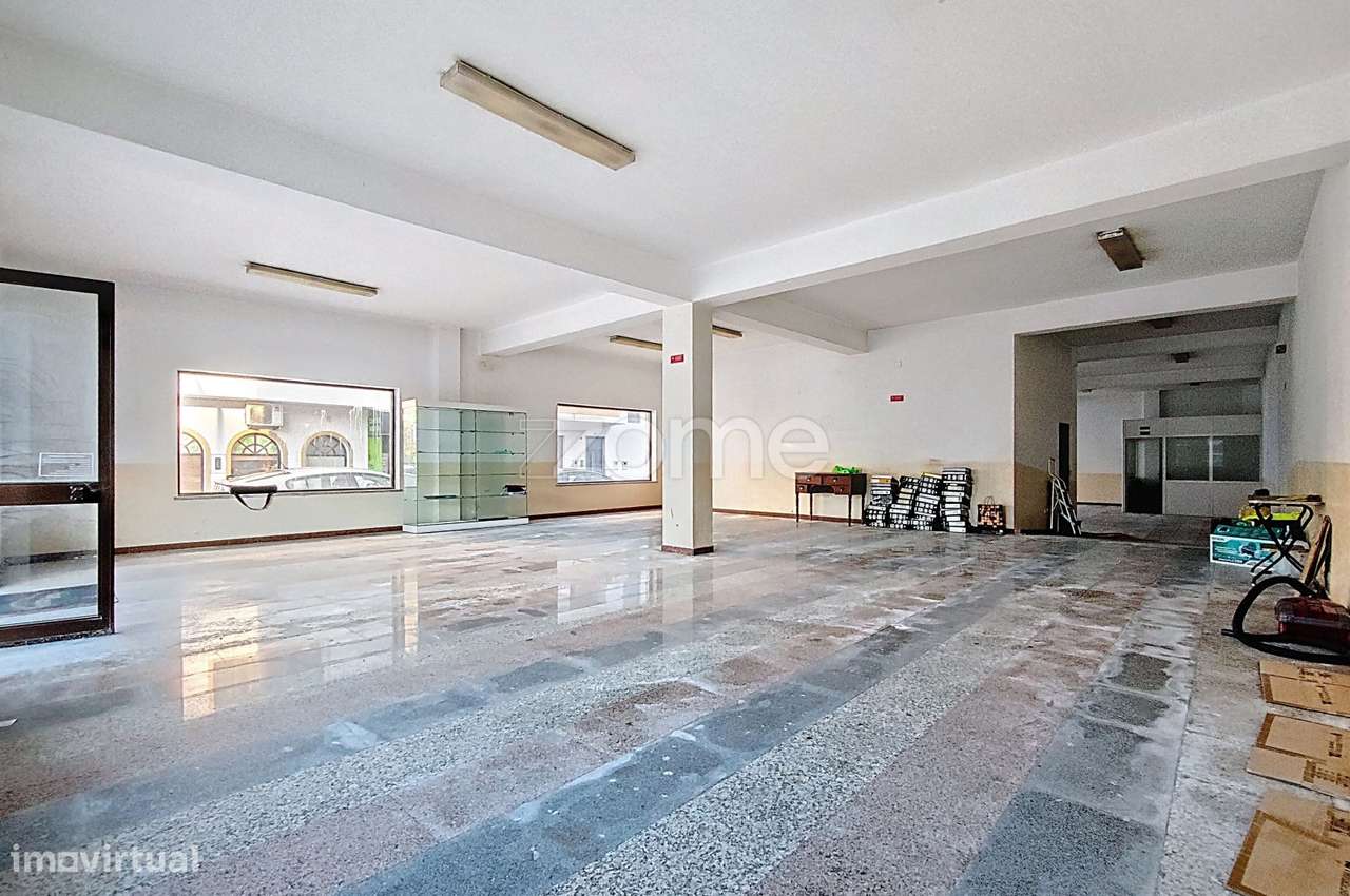 Loja no centro de São Bartolomeu de Messines com 216m2-10