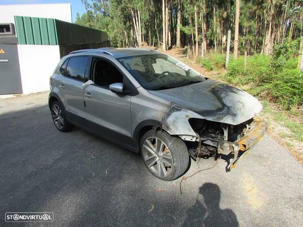 Volkswagen Cross Polo 1.6 TDi 2011 - Peças Usadas (5647) - 1