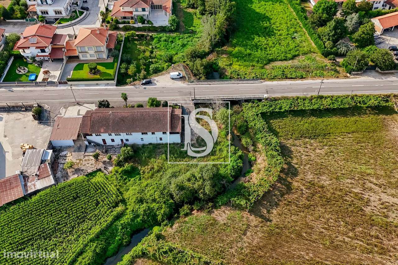 Moradia T4 c/ 376 m², jardim e riacho-39