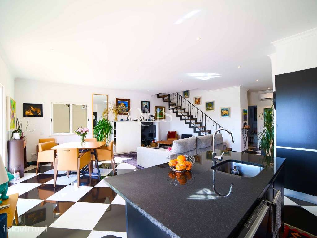 Duplex contemporâneo de três níveis em Santa Bárbara de Nexe, Algarve-4