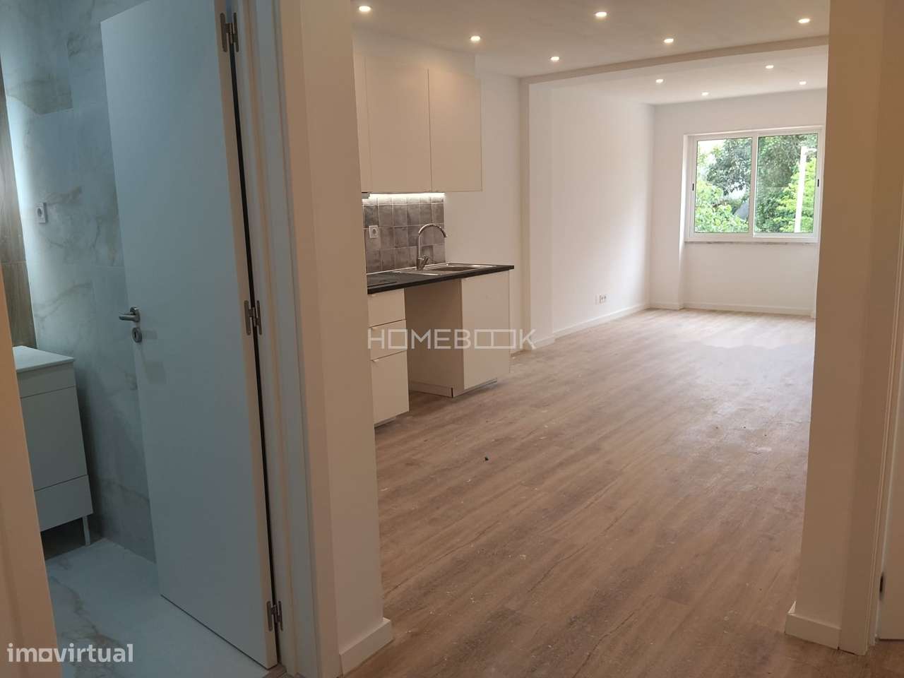 Apartamento com dois quartos e terraço renovado - Grande imagem: 4/15