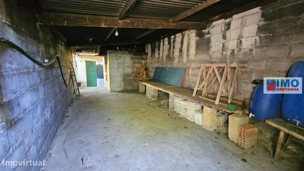 Garagem com terreno e anexos na Lousa-9