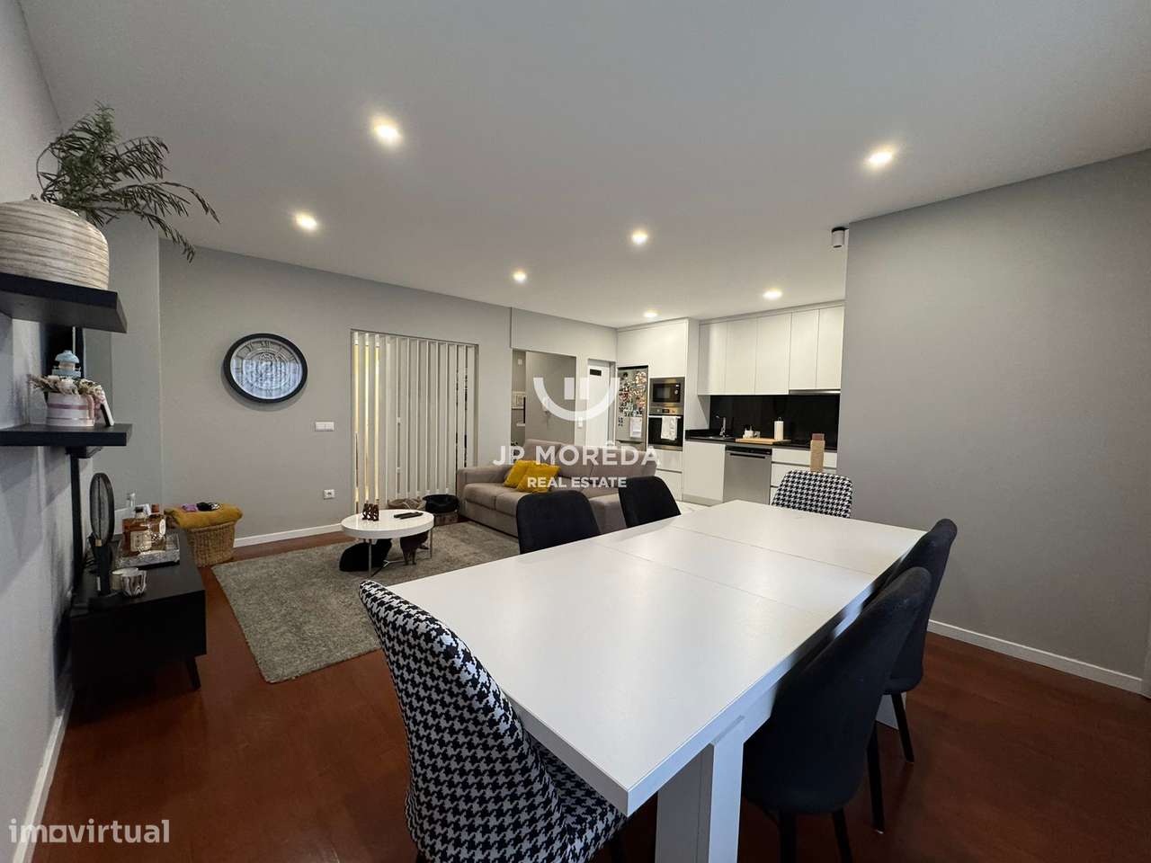 T2 com varanda, garagem e elevador no centro de Santo Tirso-4