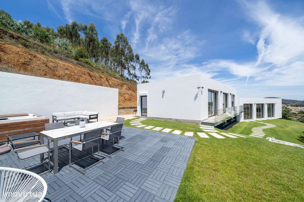 Moradia independente à venda na Estrada Velha da Avessada, 2665-37