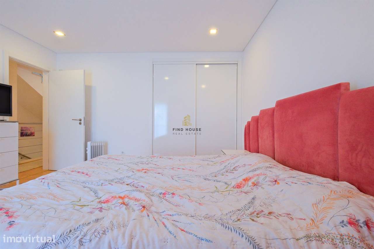 Moradia T3 com piscina, jardim e garagem box, na Caparica-25