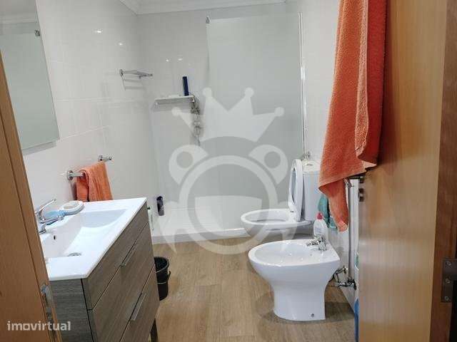 Moradia T4 Totalmente Renovada-21