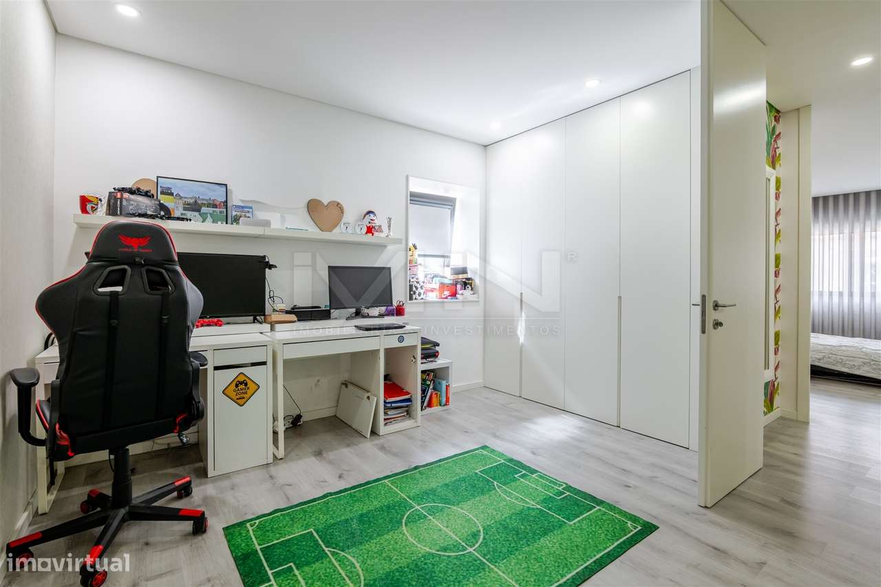 Moradia T4 de 4 Frentes: Elegância e Versatilidade a 2km do Freixo-21