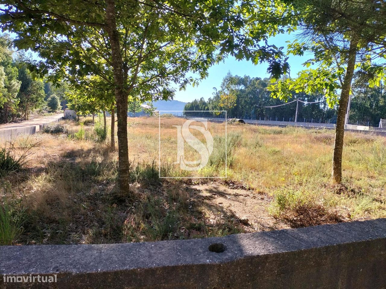 Terreno de construção em Remelhe