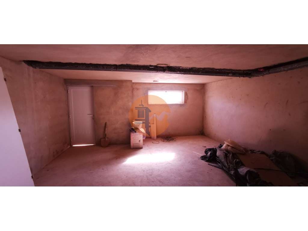 Moradia totalmente renovada numa zona calma onde predomina a habita...-50