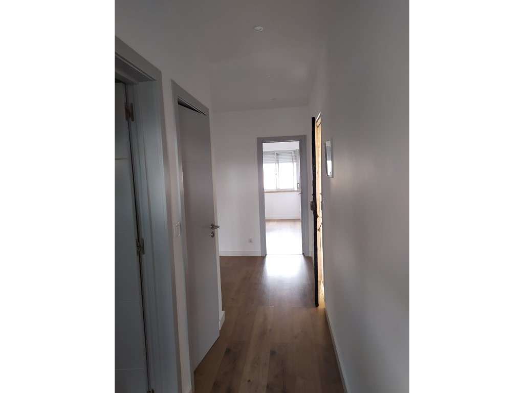 T2 remodelado e semiequipado na Amadora-7