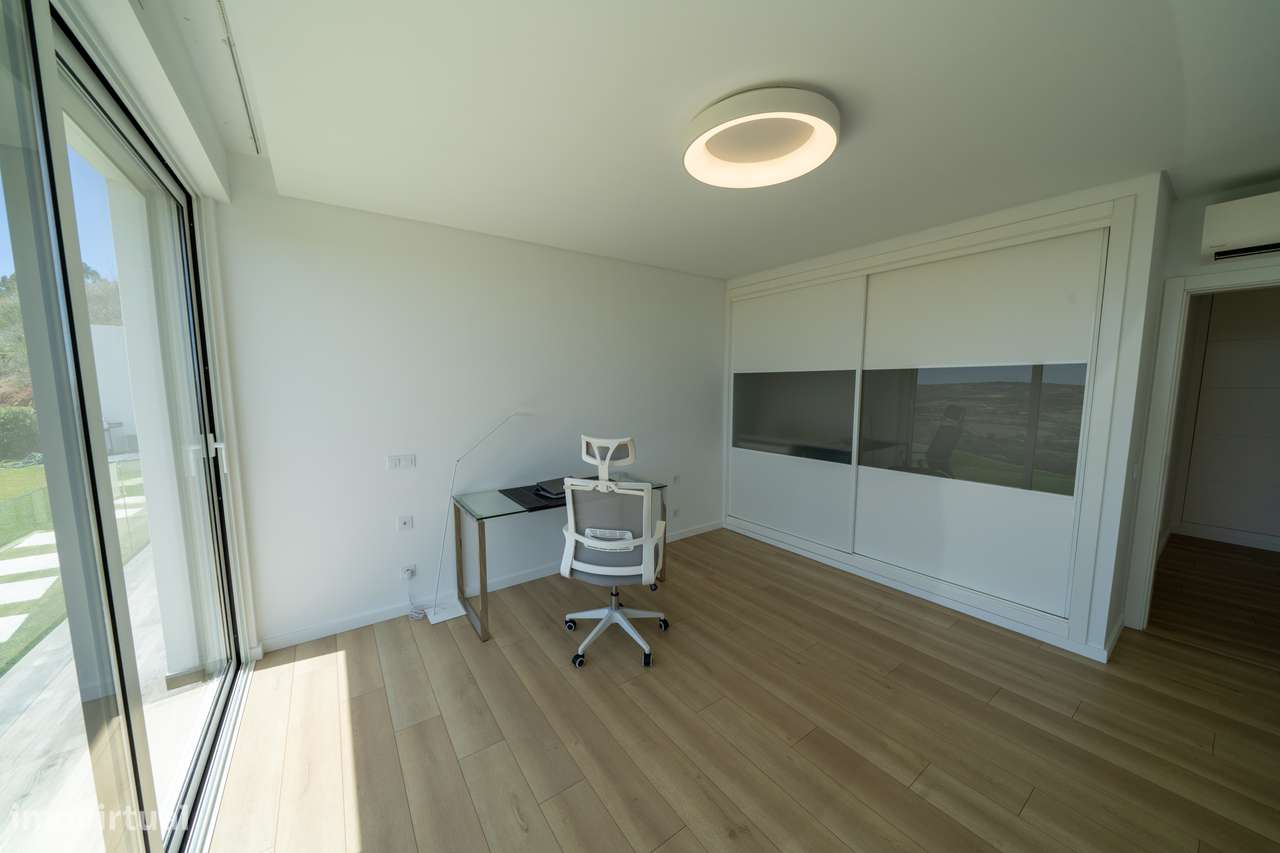 Moradia independente à venda na Estrada Velha da Avessada, 2665-24