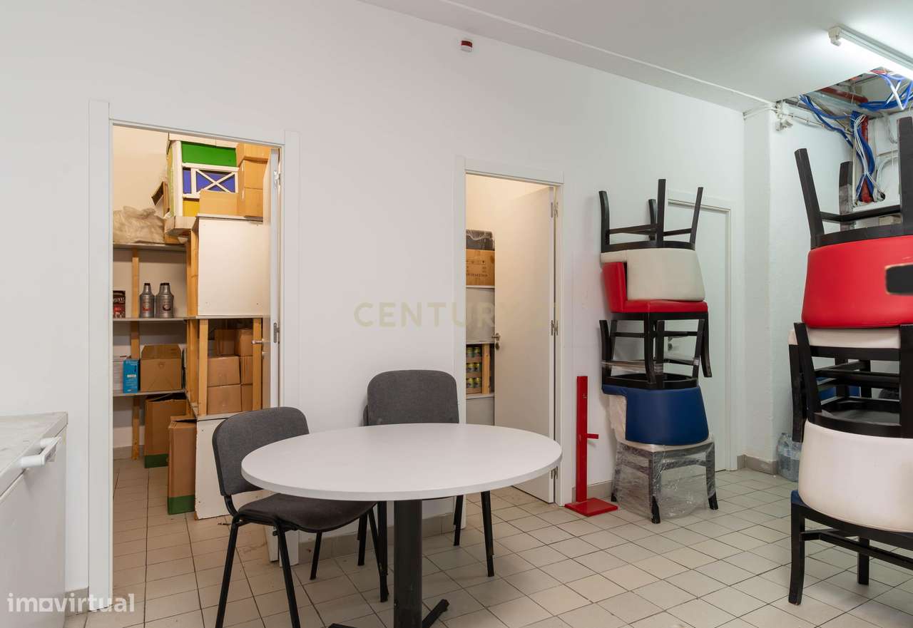 Trespasse de Bar / Restaurante de Diversão Noturna na Av. Marques de T-14