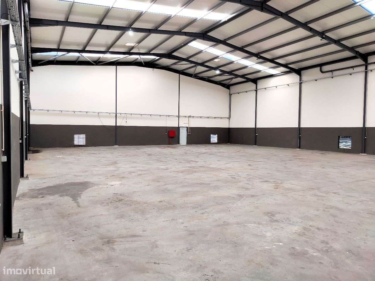 Armazém com 1596m2 em 2 pisos, Zona Industrial da Feiteira, Grijó - Grande imagem: 2/7