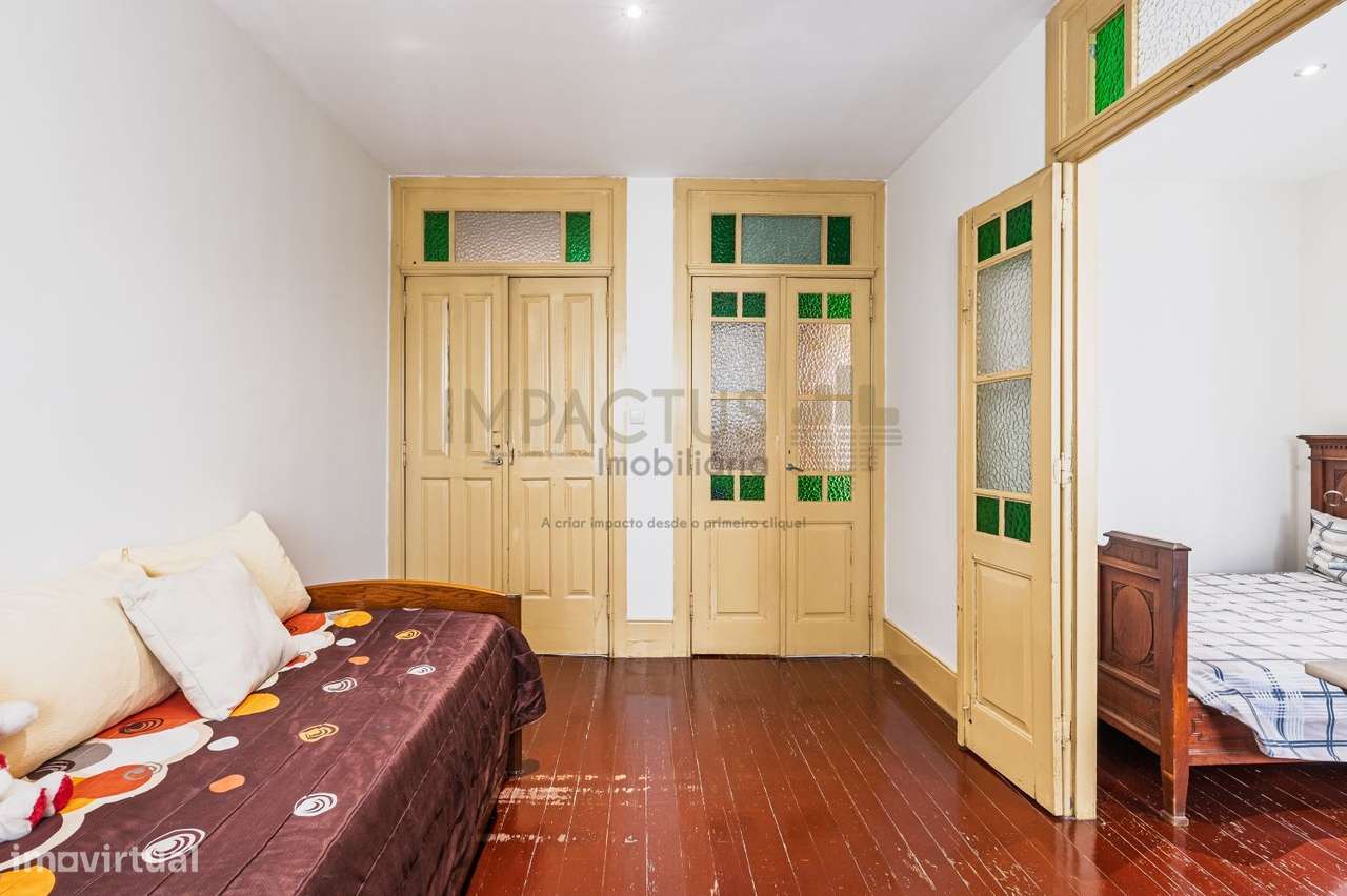 Moradia T3 com Excelente Potencial e Localização-8