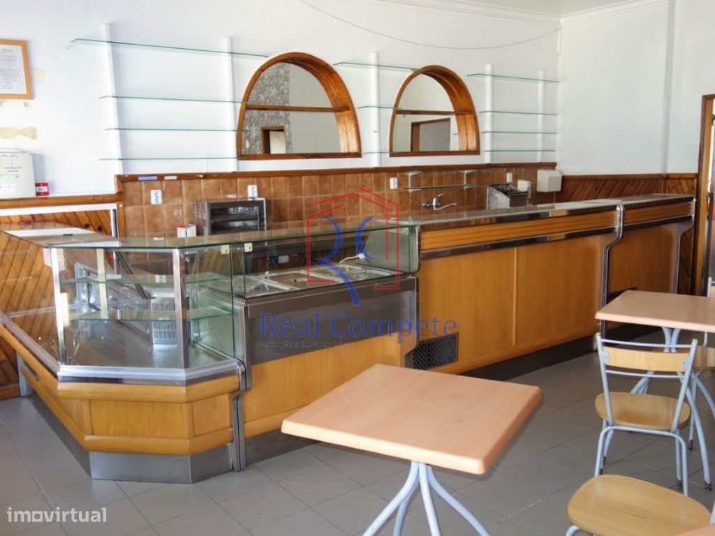 Estabelecimento, Loja e/ou restaurante em Charneca Caparica, Almada