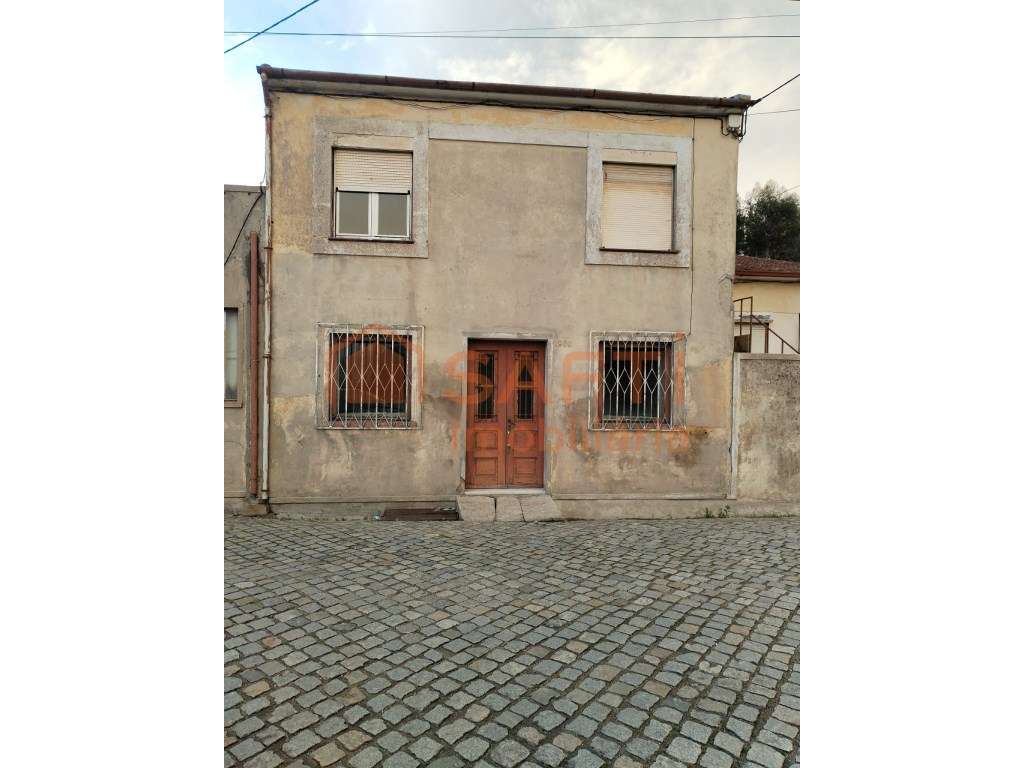 Prédio de habitação e comércio em São Romão do Coronado - Grande imagem: 5/6