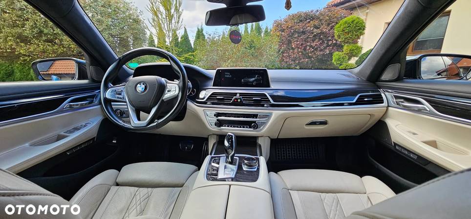 BMW Seria 7 750i xDrive - 33