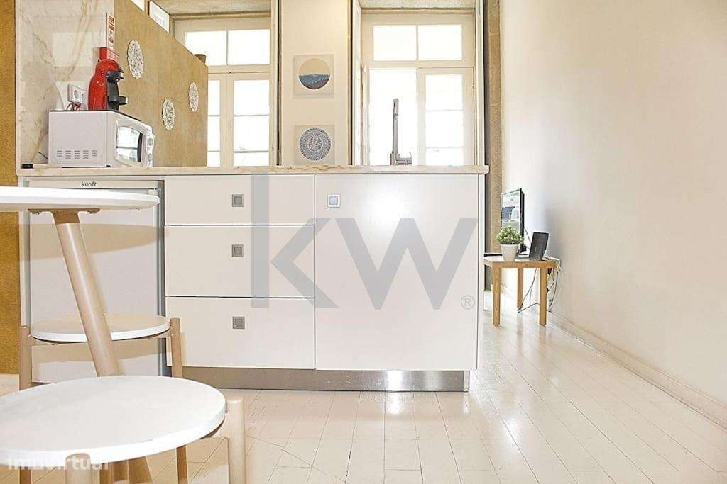 T0 com varanda totalmente renovado inserido em prédio histórico possib - Grande imagem: 5/24