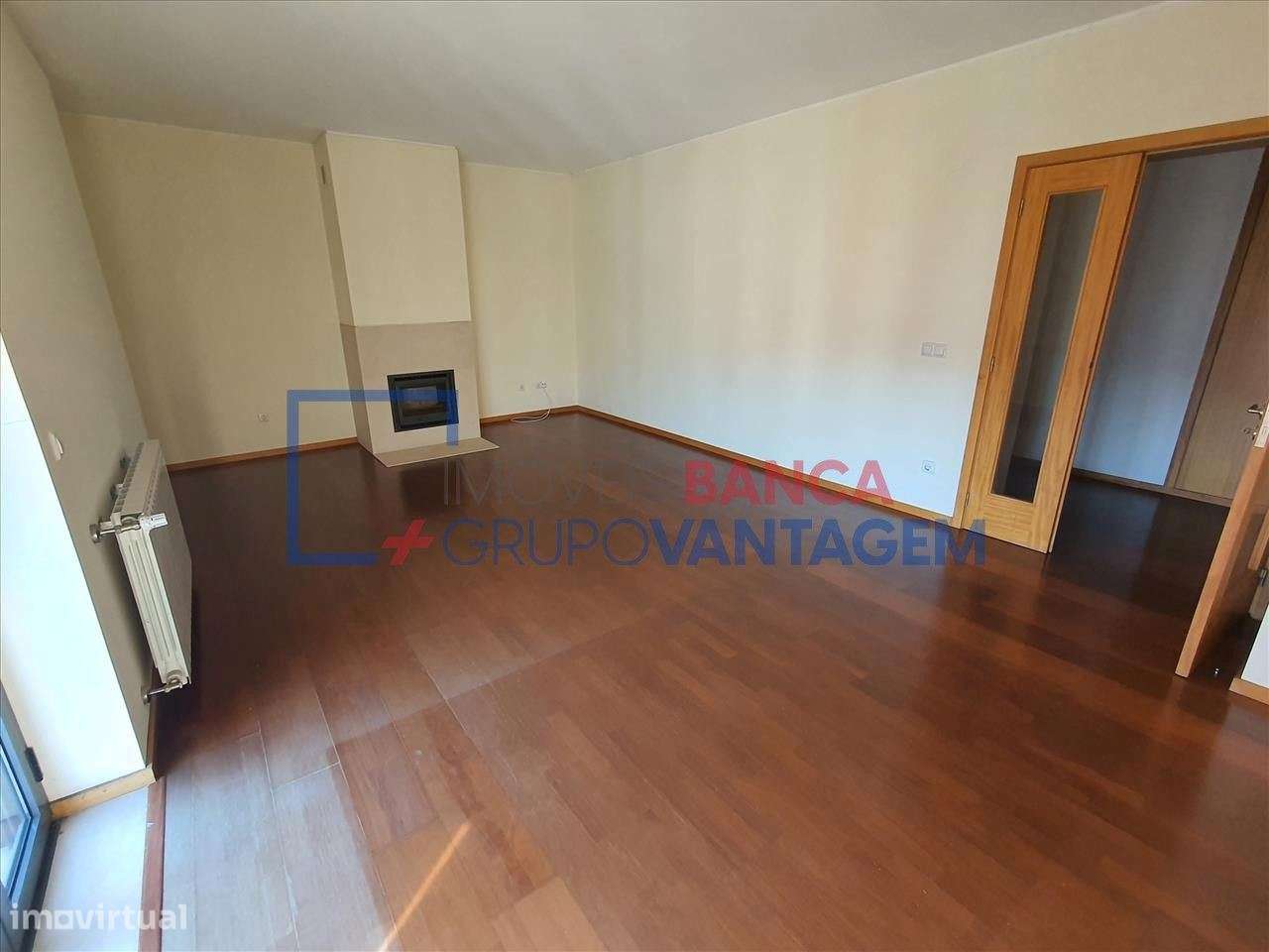 Apartamento T4 com arrumos e garagem - Grande imagem: 2/22