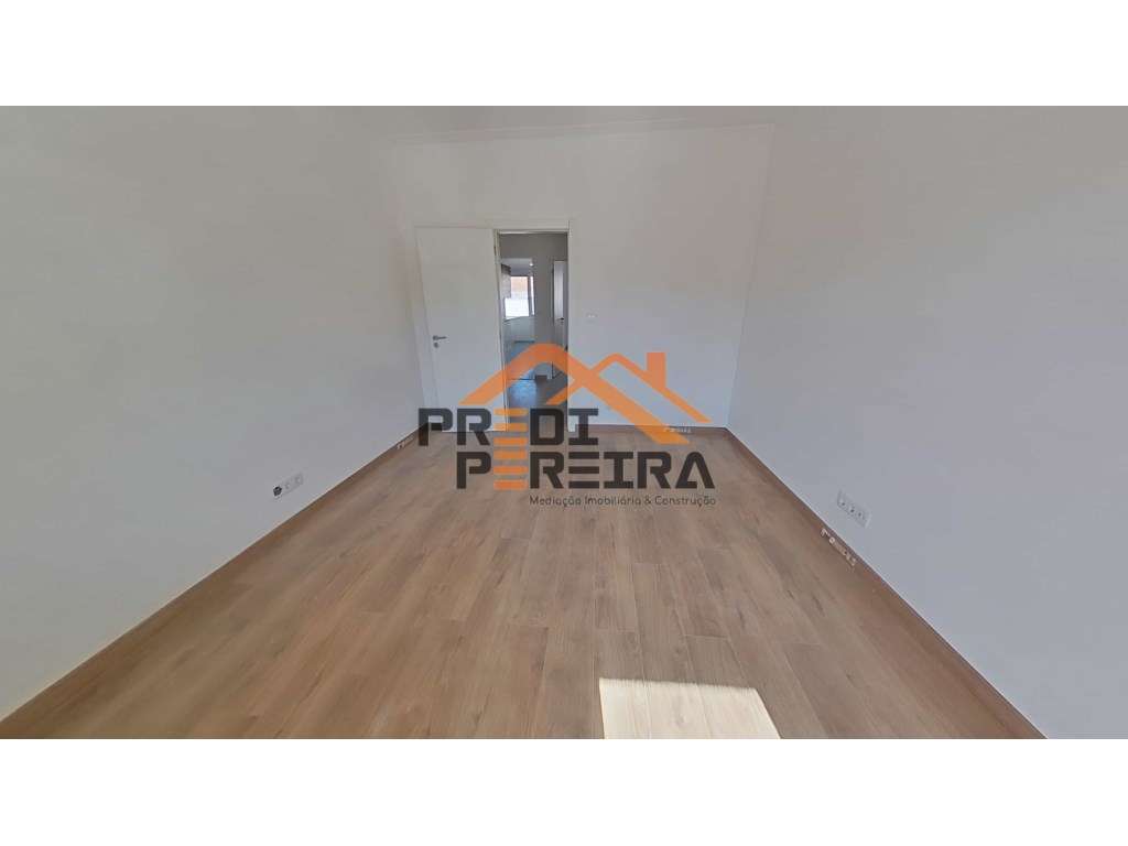 Imóvel T3, totalmente remodelado, com acabamentos de qualidade.-8