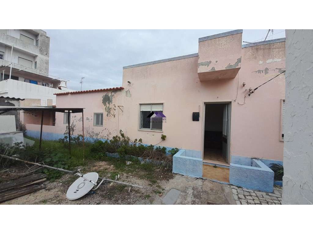 Casa Térrea para Recuperar nas Hortas com Grande Potencial-32