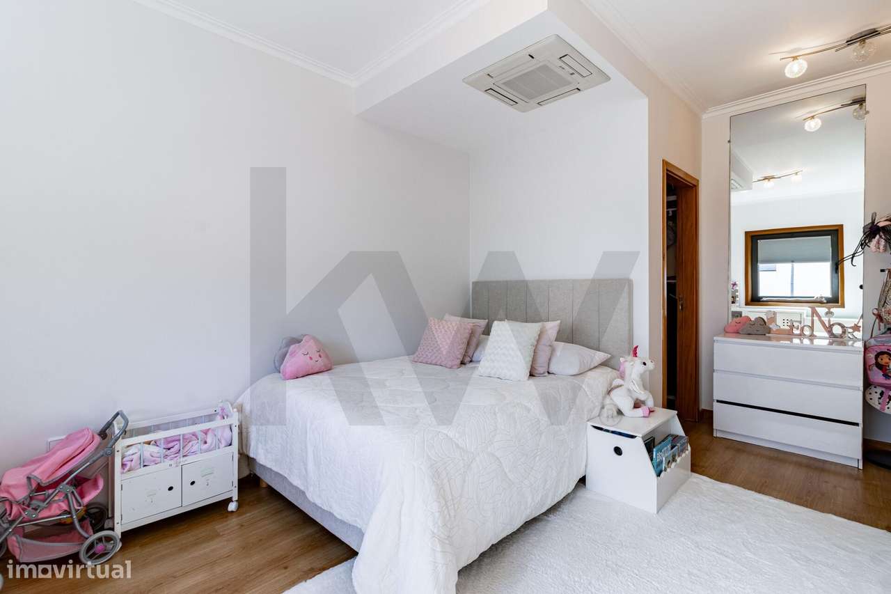 MORADIA EM BANDA T3-27