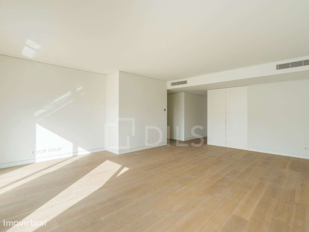 Penthouse T3 com varanda ampla e garagem privada, em Lisboa-16