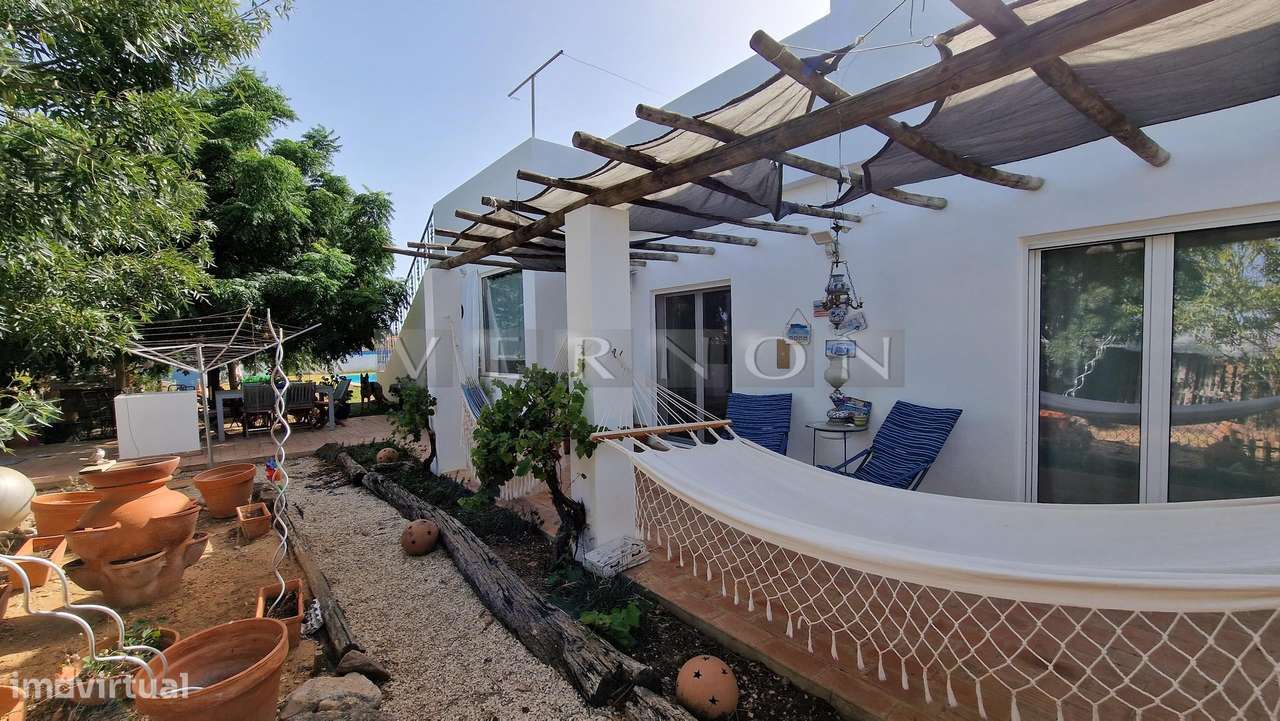 Charmosa e espaçosa moradia com 3 quartos e piscina para venda entre L-41