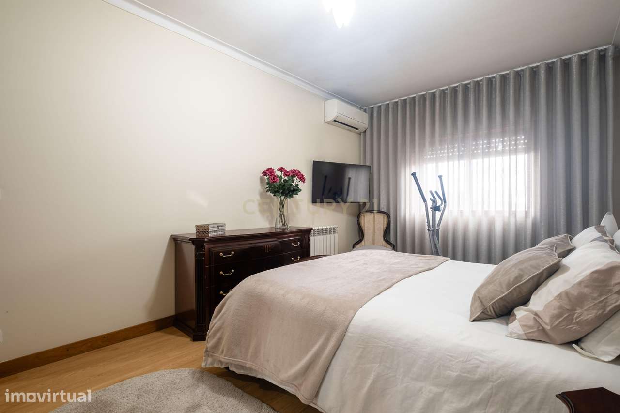 Apartamento T3 Renovado, com aquecimento central, varanda e lugar de g-22