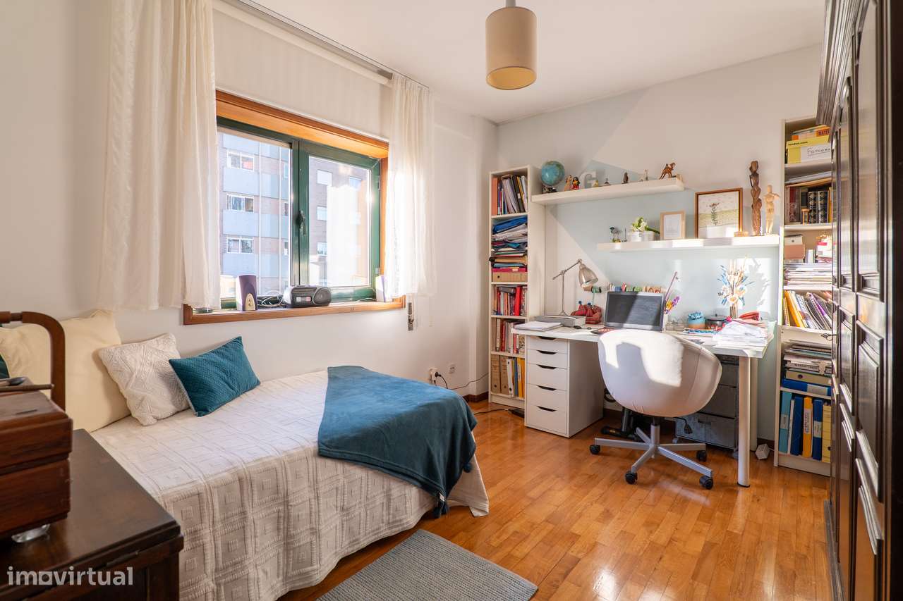 Apartamento T5 Com Excelentes Áreas em Matosinhos-10