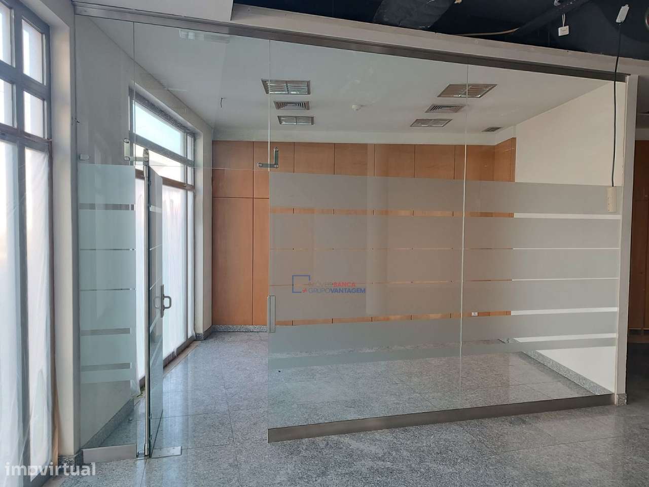 Loja com 3 montras no centro de Samora Correia - Antiga CGD - Grande imagem: 2/21