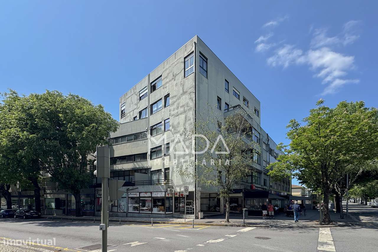 Apart. T3 renovado c/garagem (2 carros) na Av. 31 de Janeiro em Braga-0