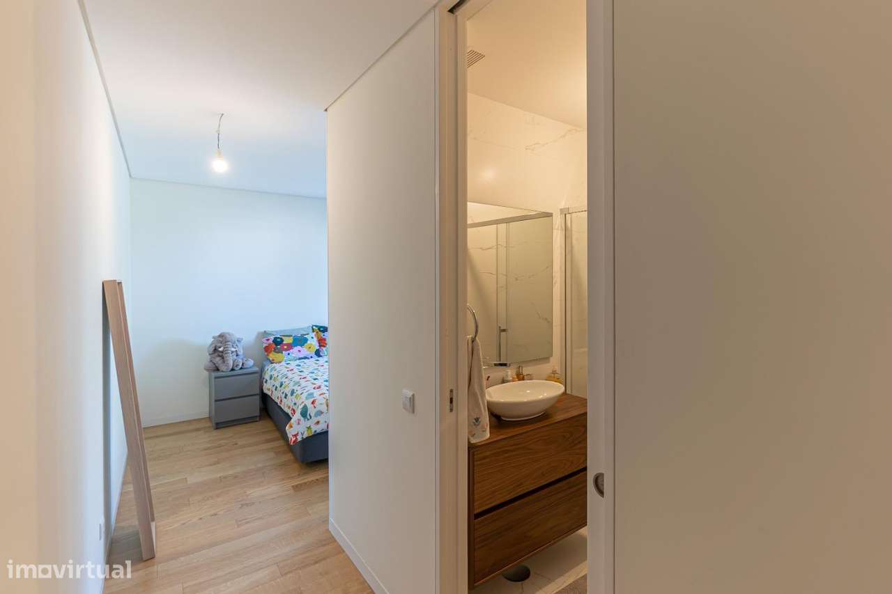 Moradia T3, em Leça da Palmeira na 1ª Linha de Mar-13