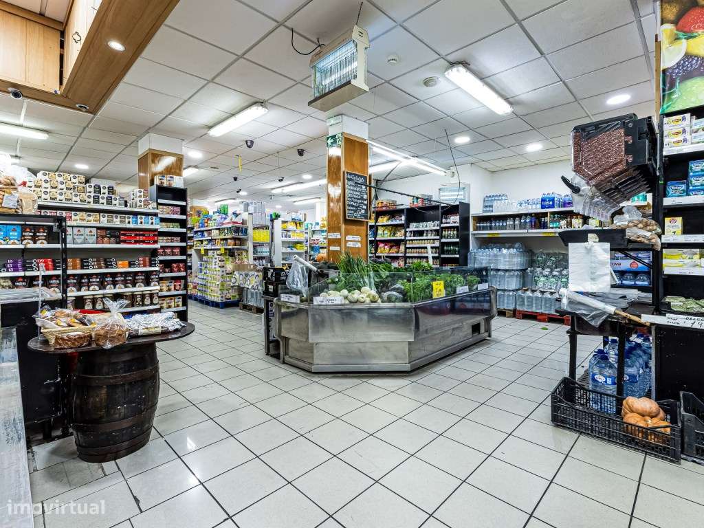 Supermercado em funcionamento no centro de Albufeira-17